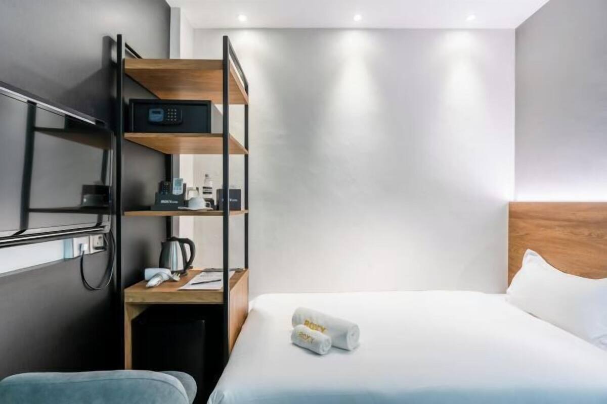 Minibar, caja fuerte, escritorio y tabla de planchar con plancha