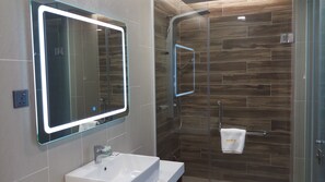 Deluxe Triple Room | Bathroom | Shower, free toiletries, hair dryer, slippers