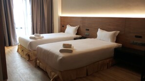 Deluxe Twin Room | Minibar, in-room safe, desk, iron/ironing board - Roxy Hotel Padungan (Kuching)