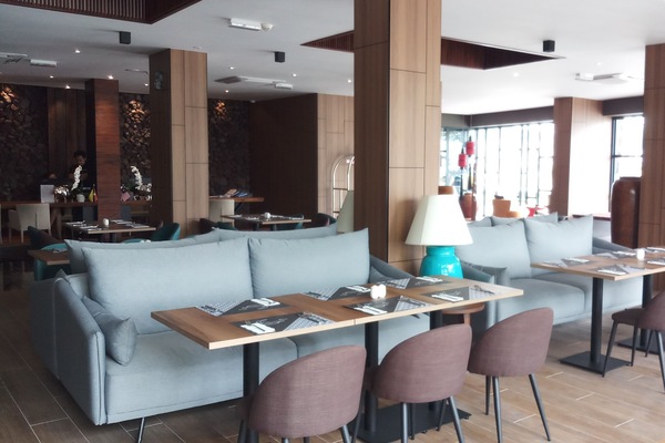 Breakfast, lunch, dinner served; local and international cuisine