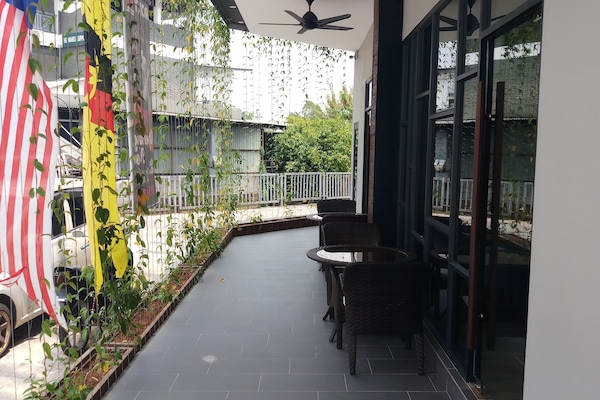 Breakfast, lunch, dinner served; local and international cuisine