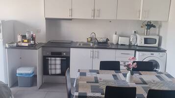 Geladeira, micro-ondas, fogão, cooktop