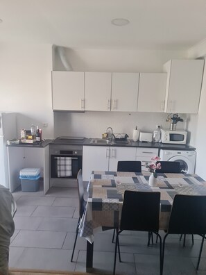Kühlschrank, Mikrowelle, Ofen, Herdplatte