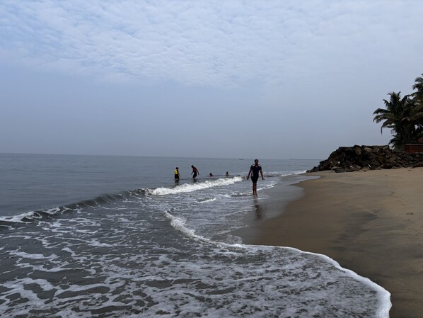 Playa en los alrededores, camastros y toallas de playa 