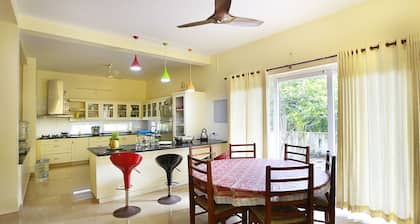 Family Beach Home in Cherai beach village. Suitable for working from home.