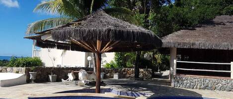 Una piscina al aire libre