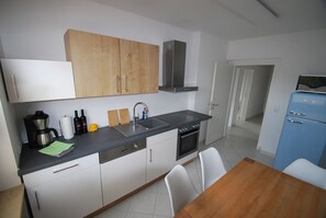 Fridge, microwave, oven, stovetop - Apartment AusZeit - View over Bad Kissingen (Bad Kissingen)