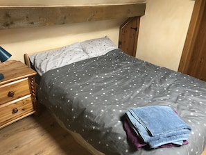 2 habitaciones, escritorio, tabla de planchar con plancha y wifi gratis