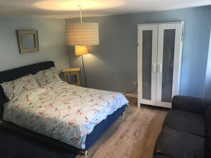 2 habitaciones, escritorio, tabla de planchar con plancha y wifi gratis