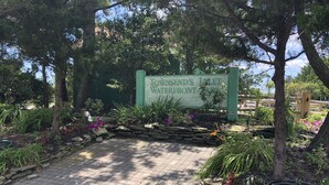 Segnaletica per Townsend's Lake Waterspark, con vialetto in pietra e giardino curato.