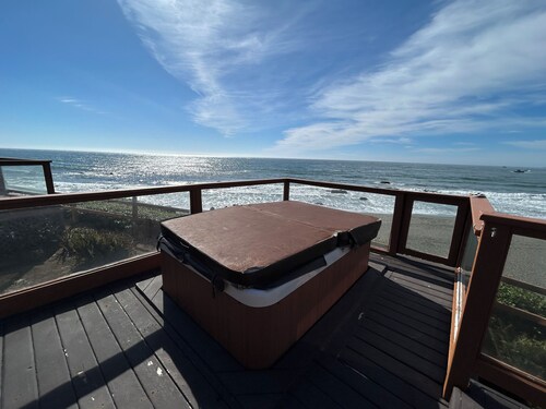 Oceanfront Cabin 6  with Private Jacuzzi & Awe-Inspiring Views (Private Beach owned by White Rock Resort)