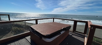 Oceanfront Cabin 6  with Private Jacuzzi & Awe-Inspiring Views (Private Beach owned by White Rock Resort)