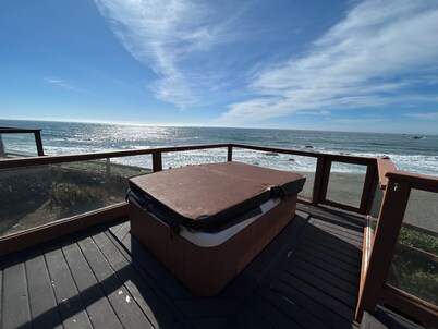 Oceanfront Cabin 6  with Private Jacuzzi & Awe-Inspiring Views (Private Beach owned by White Rock Resort)