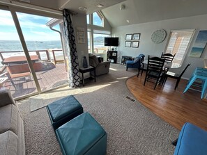 Smart TV, fireplace, DVD player, books