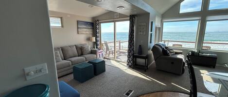 Smart TV, chimenea, reproductor de DVD, libros