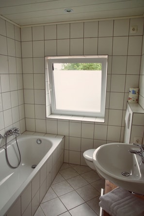 Badewanne, Haartrockner, Handtücher, Seife