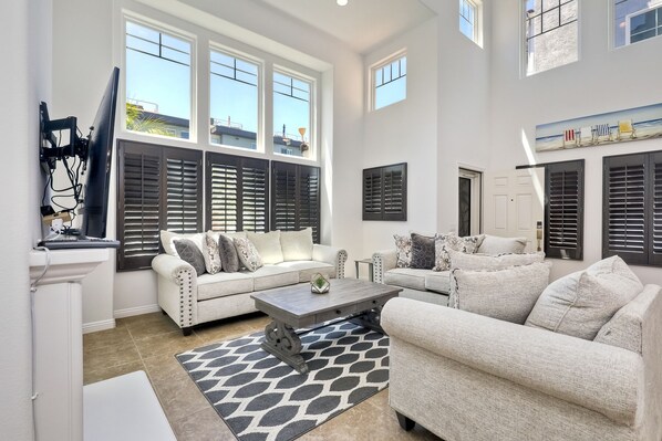 Smart TV, fireplace