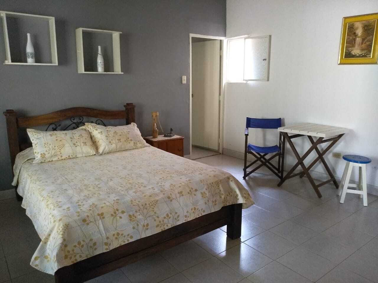 1 dormitorio, tabla de planchar con plancha, wifi y ropa de cama