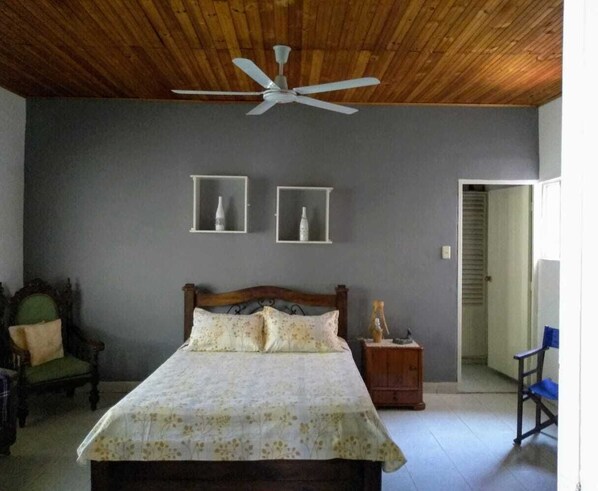 1 slaapkamer, een strijkplank/strijkijzer, wifi, beddengoed