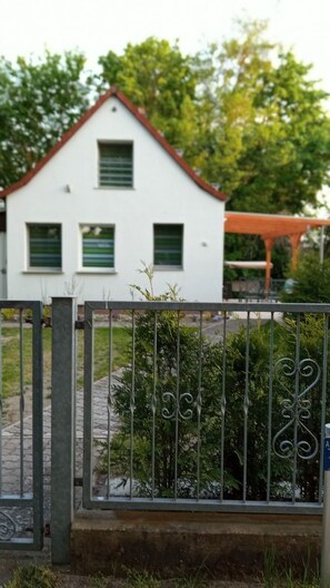 Property grounds - Vacation home near Berlin for 3 ADULTS or 2 ADULTS + 2 children up to 12 years) (Rüdersdorf)