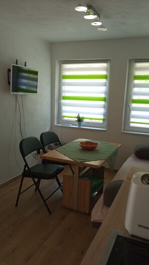 Dining - Vacation home near Berlin for 3 ADULTS or 2 ADULTS + 2 children up to 12 years) (Rüdersdorf)