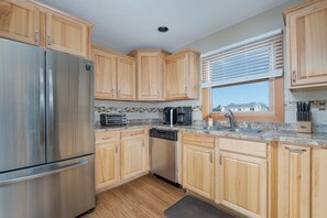 ثلاجة، ميكروويف، فرن، موقد طهي مسطح