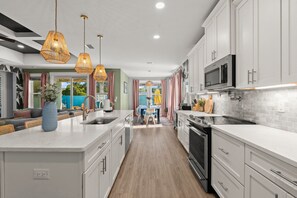 Refrigerador, microondas, horno y parrilla de estufa 