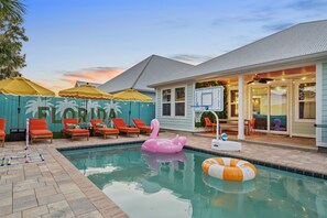 Alberca al aire libre y alberca climatizada