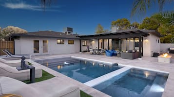 Een buitenzwembad, een verwarmd zwembad