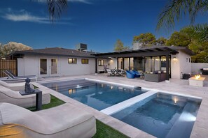 Outdoor pool, a heated pool - Walk to Old Town ✴ 2 Masters ✴ Heated Pool & Spa (Scottsdale)
