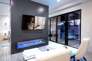 Interior - Walk to Old Town ✴ 2 Masters ✴ Heated Pool & Spa (Scottsdale)