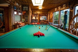 Game room - Panoramic Promontory: Bay View Beach House (Waldport)