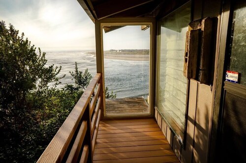 Panoramic Promontory: Bay View Beach House