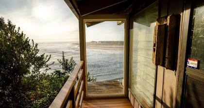 Panoramic Promontory: Bay View Beach House