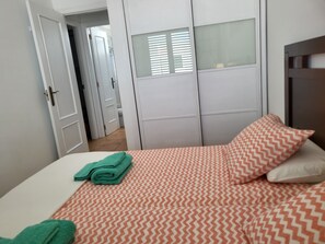 2 Schlafzimmer, Schreibtisch, Bügeleisen/Bügelbrett, Reisekinderbett