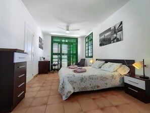 2 dormitoris, escriptori i planxa i posts de planxar 