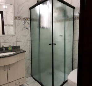 Douche, sèche-cheveux, serviettes fournies