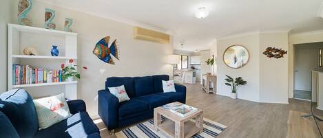 Tv, dvd-spelare och böcker