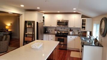 冰箱、微波炉、烤箱、炉灶