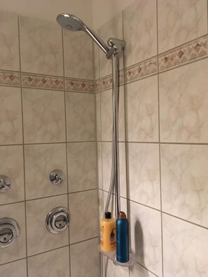 Badekar, hårtørrer, håndklæder, Toiletpapir