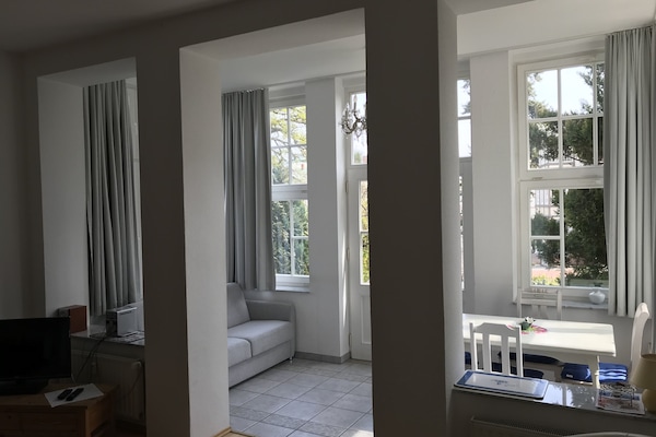 Blick zur Loggia mit Sitzecke und Couch.