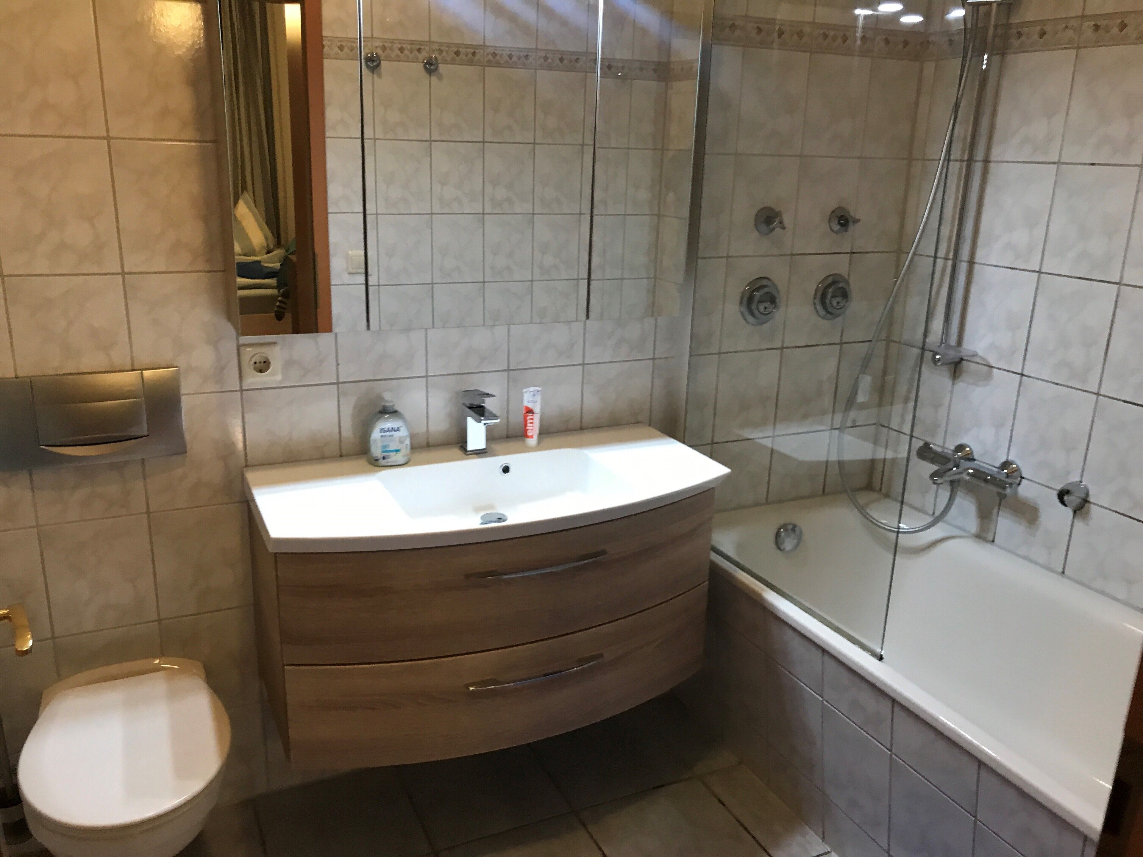 Badewanne, Haartrockner, Handtücher, Toilettenpapier