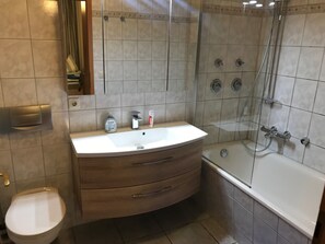 Baignoire, sèche-cheveux, serviettes fournies, papier toilette