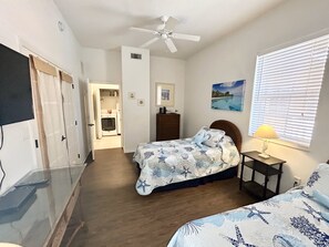 3 habitaciones, escritorio y tabla de planchar con plancha 