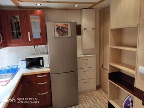 冷蔵庫、電子レンジ、オーブン、コンロ