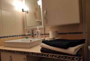 Haartrockner, Handtücher, Seife, Shampoo