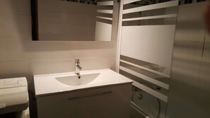 Bathtub, hair dryer - Studio Constellations d'Auron (Saint-Etienne-de-Tinée)