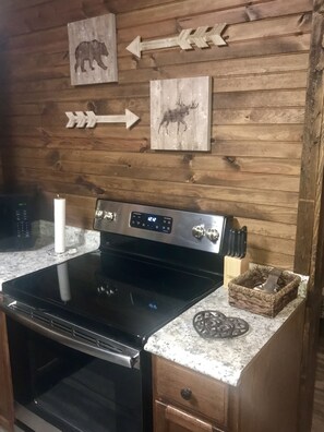 Fridge, microwave, oven, stovetop - The Bear's Den Cabin in Tellico Plains, Tn...Cherokee National Forest (Tellico Plains)