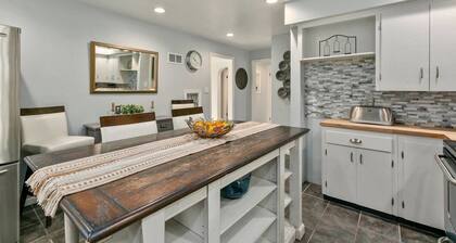 Hot tub, fire pit, short walk to downtown Loveland