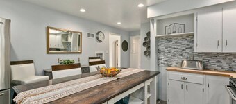Hot tub, fire pit, short walk to downtown Loveland